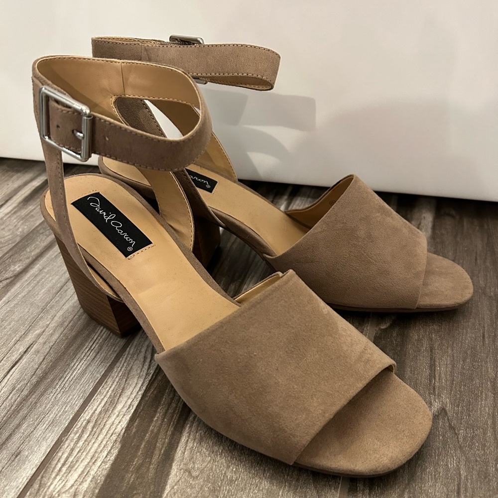 NWOT David Aaron Nude Heels size 11